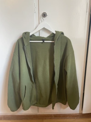 Zip upp hoodie  - Grön hoodie från Zaful, passar strl S/M. Inte alls mycket använd