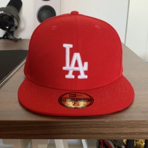 La (NBA) keps - Helt oanvänd, 9/10 skick. Ny pris 500kr mitt pris 200kr. Ni står för frakten! Dm mig om ni är intresserade