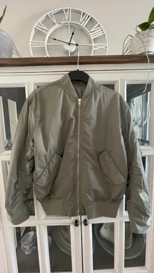 Filippa k Bomberjacka militärgrön - Använd fåtal gånger 