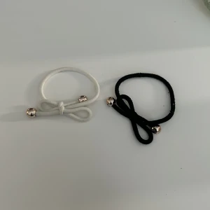 armband - två fina armband som liknar tofsar. den svarta har blivit lite missfärgad på pärlorna men inga man lägger märke till förrän på nära håll. priset är för båda.