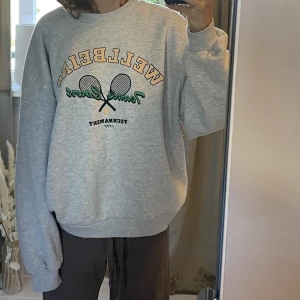 Tjocktröja  - Sweatshirt från gina, passar oversized på mig som är xs/s ☺️