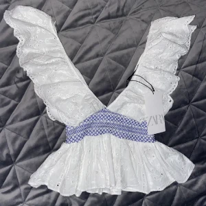 Topp - Säljer denna toppen från Zara, säljer den pågrund av att jag inte använder den alls💕