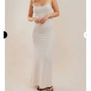 Maxiklänning  - Ska sälja min nya maxiklänning från chiquelle. Går ner till fötterna på mig som är ca 165cm och är as skön. Slutsåld på hemsidan och nypris är 599kr. ❤️‍🔥❤️‍🔥