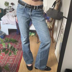 Såå snygga jeans från Tommy Hilfiger!! Tyvärr lite för stora för mig så därför säljer jag dem🫶🫶 köpta på sellpy men är i bra skick!! Det är amerikans storlek (size 6), men midjemått är 78cm och benlängd 102cm