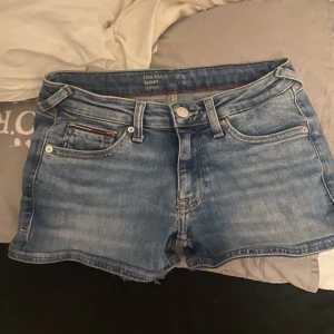 tommy hillfiger shorts - Jätte söta tommy hillfiger lågmidjade shorts! Var jeans från början men tog dem till en skräddare som gjordeomdem till shorts, jätte söta nu till sommaren! Passar dock inte mig så bestämde mig för att sälja! Nypris:1200krMitt pris:299❤️kanppt anvädna 