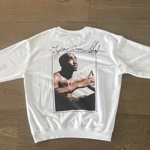 Vit tröja med 2PAC tryck.  - Säljer min vita tröja med 2PAC tryck på ryggen. 
