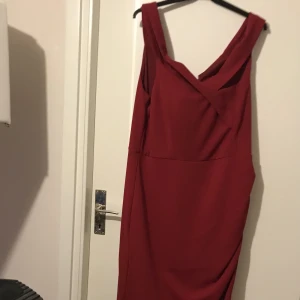 Röd klänning - Lång Klänning från bubbleroom Storlek 46, Pris: 500 kr, Aldrig använd