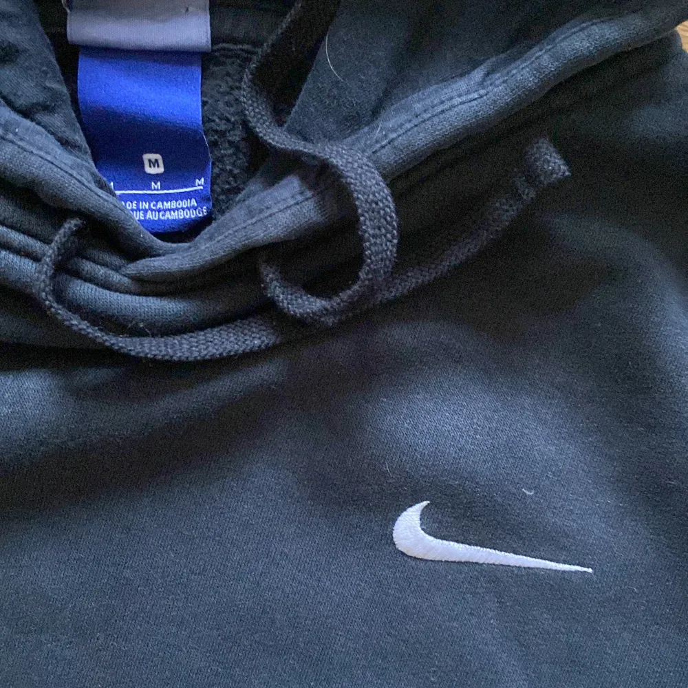 En riktigt snygg vintage Nike hoodie i svart. Kolla in min profil för mer snygga kläder . Hoodies.
