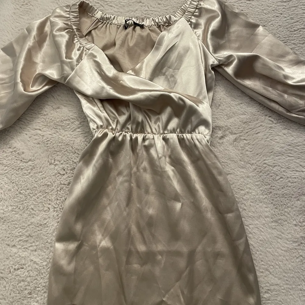 Jättefin klänning från BikBok stl XS som aldrig kommit till användning 🤍 Nypris 499. Klänningar.