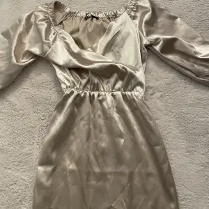Jättefin klänning från BikBok stl XS som aldrig kommit till användning 🤍 Nypris 499