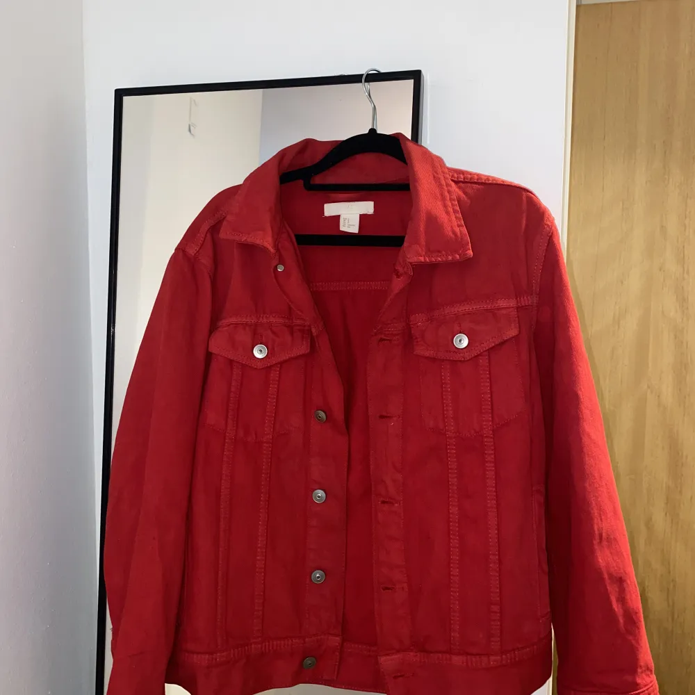 A comfortable chic red jean jacket, a pop of color in your wardrobe. Original price around 500sek, selling for 150sek ❤️. Jackor.