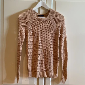 Beige nät-tröja - Beige nättröja från Gina Tricot i storlek S. Hör av dig vid frågor.💌
