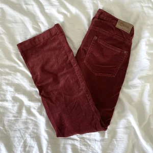 Röda vintage manchesterbyxor - Jättesnygga röda vintage manchesterbyxor som jag precis köpt men tyvärr måste sälja så de var lite för stora :(