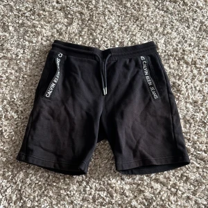 Calvin Klein Jeans shorts - Sparsamt använda. Fint skick. Köparen står för frakt.