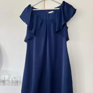 Marinblå klänning från STOCKH LM strl 38 i nyskick! Klänningen är knälång och är i satin/siden med underklänning. Kan skickas, köparen står för frakten 💙