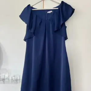 Marinblå klänning från STOCKH LM strl 38 i nyskick! Klänningen är knälång och är i satin/siden med underklänning. Kan skickas, köparen står för frakten 💙