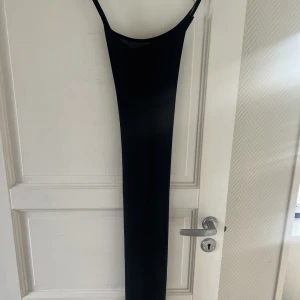 Svart klänning nakd  - Svart tight klänning från Margaux kollektion med NAKD! Korsade band i ryggen! 