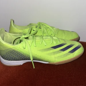 Adidas inomhus skor  - Fina inomhus skor som kommer från adidas skicket skulle jag säga är 9/10 åltså väldigt bra! Använda 2-3 gånger 