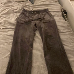 säljer mörkgråa juciy🩶 - säljer ett par juciy byxor då jag inte använder dem eftersom att dem är för stora, snöret har åkt ut men går att sätta i byxorna igen. Ena juciy ”knappen” har åkt av men går säkert att limma ihop den med snöret igen🙏🏻 
