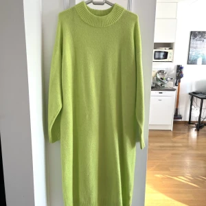 Stickad klänning - Knappt använd 