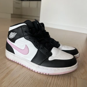 Nike air jordan 1  - Nike air jordan 1 mid, färgen light arctic pink i strl 39. Använda ett fåtal gånger. Självklart äkta, köptes för ca 2800 kr. Säljes för 1000 kr men är öppen för bud vid snabb affär, köpare står för ev frakt 🩷🩷