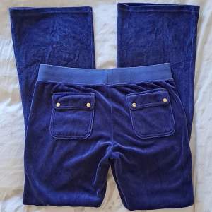 Säljer dessa superfina blåa Juicy byxor i en äldre modell med rosa lapp. De är sparsamt använda, men har desvärre tappat den lena känslan i tyget lite då dem blivit tvättade ett par gånger💙Lite mer lågmidjade i modellen🪼Finns kvar! Återpublicera pga strul