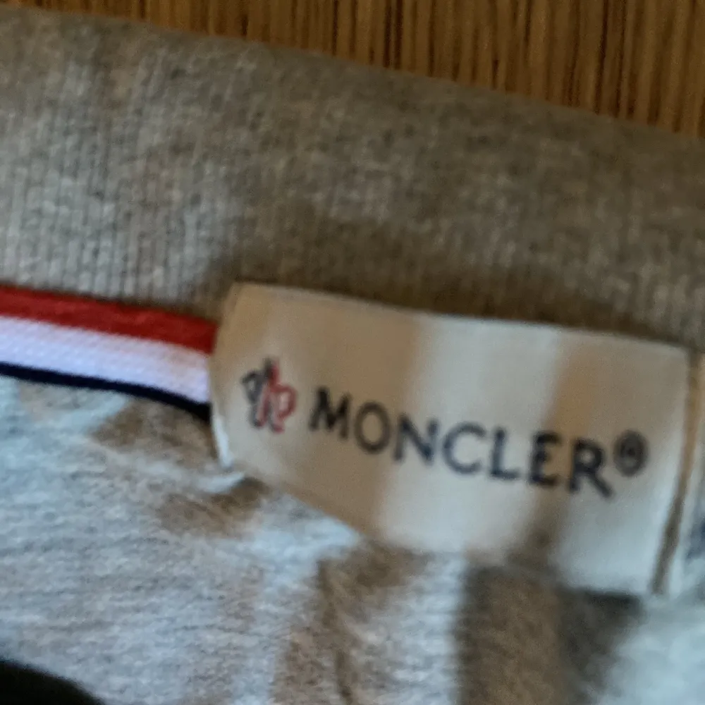 En helt ny Moncler pike jag säljer storleken är M men passar L också.. T-shirts.