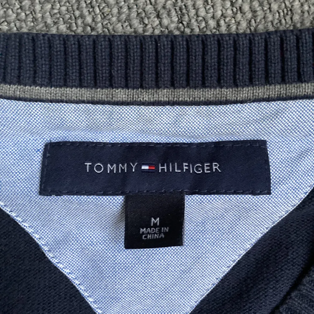 Skön Tommy hilfiger tröja Passar bra med skjorta under. Tröjor & Koftor.