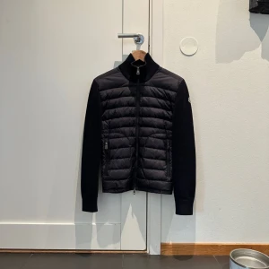 Moncler cardigan  - Tja, säljer du denna stilrena moncler cardigan i den sjukt feta färgen Navy🔥 storleken är small och sitter tts. Skicket är super och ligger på 8/10🥰 Pris är diskuterbart!! Kontakta mig vid frågor och funderingar så löser vi en shysst deal🤝