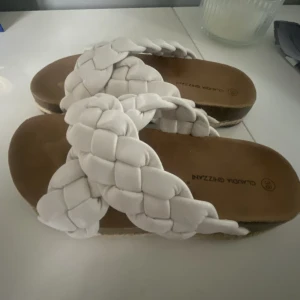 Tofflor  - Flätade tofflor. Köpta på plick men storleken passade inte. Annars helt felfria