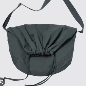 Väska Uniqlo - Snygg väska som tyvärr inte använd. Bra skick! Inköpt i somras