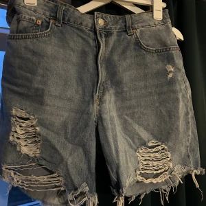 Jeansshorts  - Lite längre jeansshorts från H&M. Knappt använda så i fint skick! Kolla min bio innan köp!:)