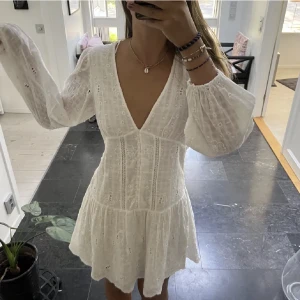 Vit klänning  - Säljer denna klänning från Zara som jag tidigare köpt på Plick, den är endast använd en gång o är i väldigt fint skick 