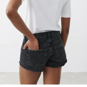 Lågmidjade jeansshorts - Slutsålda lågmidjade jeansshorts från Gina. Aldrig använda med prislapp kvar! 💕superfina