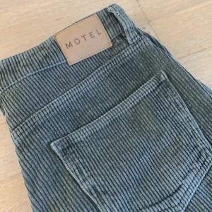 Gröna corduroy-byxor MOTEL ROCKS - Sparsamt använda gröna byxor i corduroy-material, hägmidjade. Säljer då de inte kommer till användning 💚 Nypris 600kr, säljer för 399kr. 
