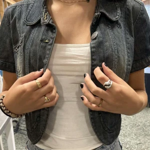 kortärmad jeansjacka  - Mörkblåt jeans matrial, kortärmad och lite croppad med liten ficka med dragkedja på höger sida