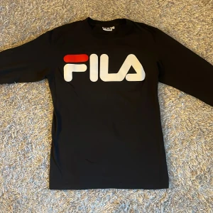 Tröja - Tröja från fila. aldrig använd, alltså i nyskick! storlek S men passar även M.