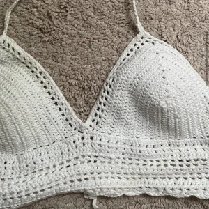 Virkad topp - Vit virkad topp med ilägg🤍