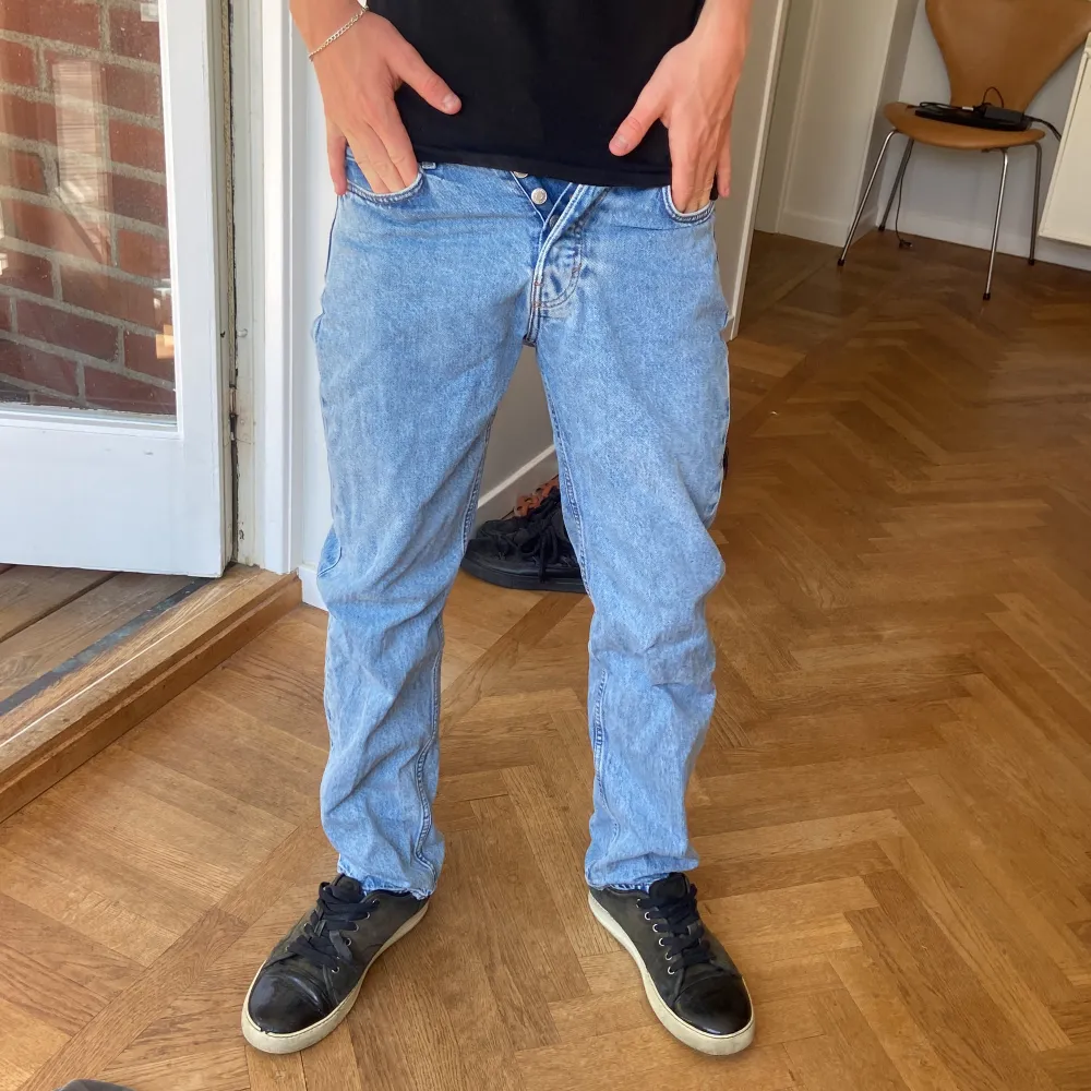 Feta jeans från Weekday  300kr+frakt . Jeans & Byxor.