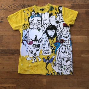 Jesse Pinkman tshirt - Asfet Fullprint tshirt, Jesse Pinkman stil. Tryck på båda sidor av tröjan och najs detaljer. Storlek S. Knappt använd. Pris kan diskuteras vid snabb affär.