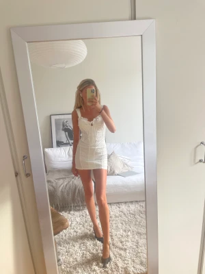 Kort klänning  - Säljer denna då den inte passar mig längdmässigt. Aldrig använd, med prislapkvar. Nypris 1500. Jag är 170, så den skulle passa utmärkt för nån som är kortare 