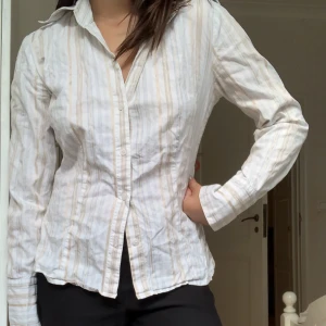 Randig skjorta  - Vit randig skjorta😚 felfri behöver bara strykas 