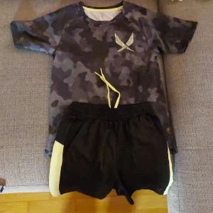 Tränings kit - Fin tröja o shorts till gympan med skola eller när man ska ut och jogga.  Är använd 1gång.