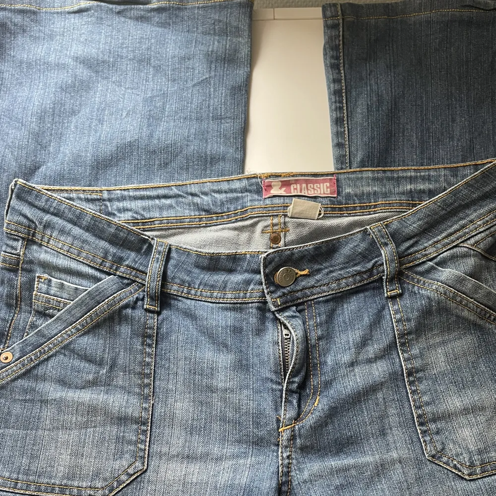 en äldre modell av jeans i märket Classic, strl W30 lågmidjade, osäkert om de är en kvinnlig modell men funkar definitivt ändå!. Jeans & Byxor.