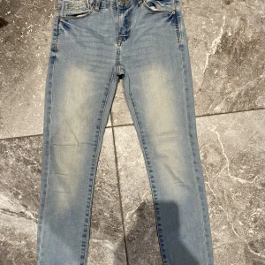Jeans Lager 157 stl.150 - Jeans från lager 157 i storlek 150. Använda men är i fint skick. Eleganta och fin ljus blå färg. Säljes pga garderobrensning. Kika gärna på mina andra annonser, säljer mycket. Samfraktar gärna!!