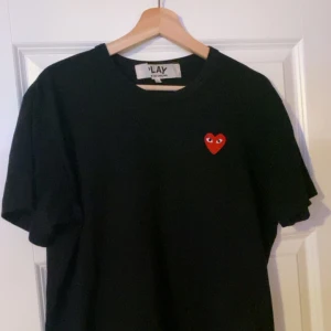 Cdg T-shirt  - En svart cdg T-shirt. Den är självklart äkta. Storlek L men passar även M. Skick 8/10. Nypris runt 1000kr.