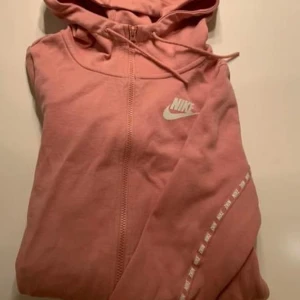 Nike ziphoodie  - Säljer en helt ny ziphoodie från Nike 💞 