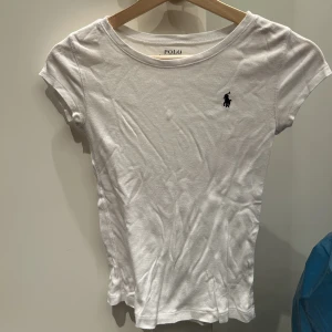 Polo ralph lauren t-shirt  - Säljer denna polo t-shirt eftersom att den aldrig kom till användning, hör av er om ni är intresserade!!