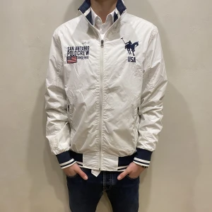 Jacka Vinson Polo Club  - Hej! Säljer nu min jacka från märket Vinson Polo Club storlek S i fint skick. Modellen på bilden är 180cm lång och väger 80kg. Tveka inte på att höra av dig om du har några frågor eller funderingar kring varan!