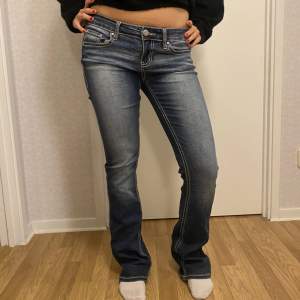 Snygga lågmidjade bootcut jeans med coola fickor! Köpta secondhand i USA. Midjemått 38cm rakt över, jag är 169cm lång.